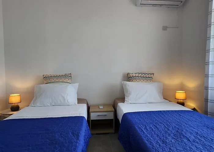 Sandstone Luxury 2 Bedroom Apartment With Lift And Common Pool